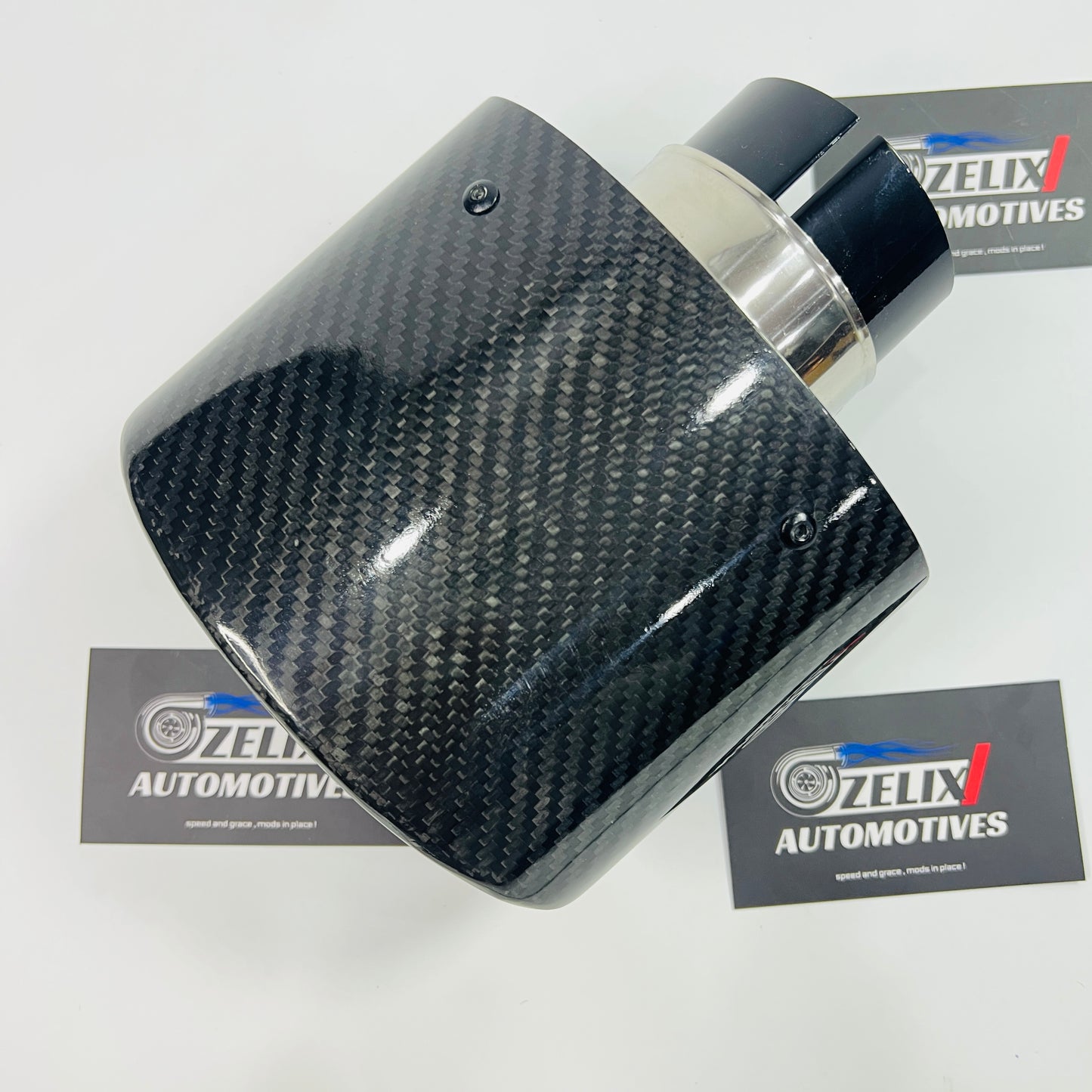 Wide-mouth carbon gloss tip featured from the front, showcasing its bold appearance
