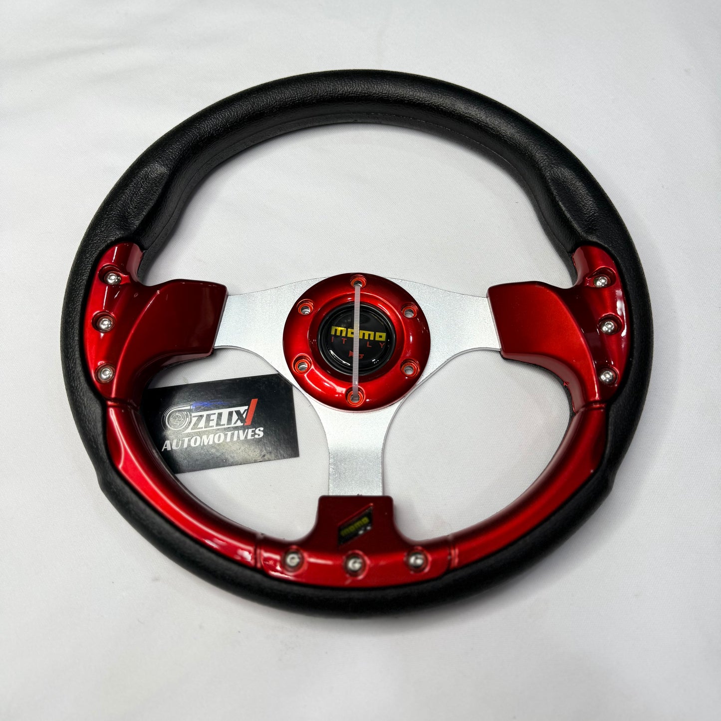 MOMO round steering wheel in Red