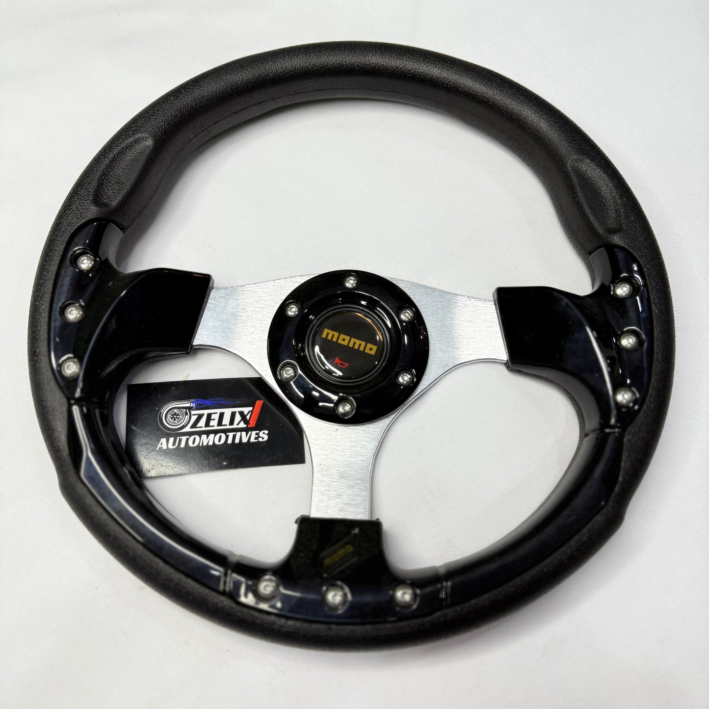 MOMO round steering wheel in Black