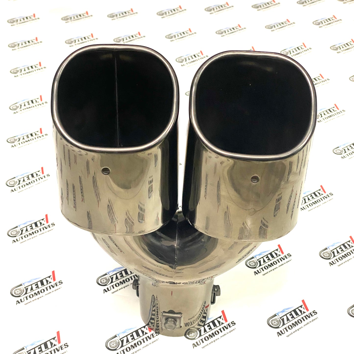Aftermarket Dual dual exhaust tip in glossy black