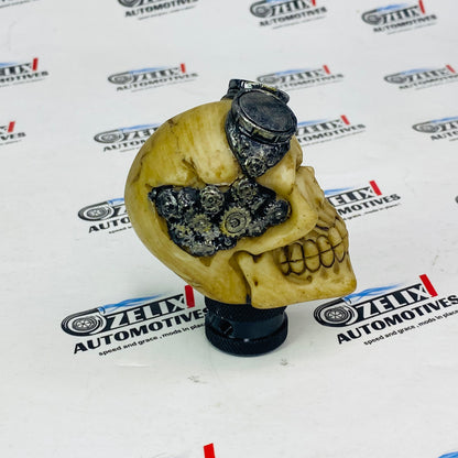cracked golden skull design gear knob
