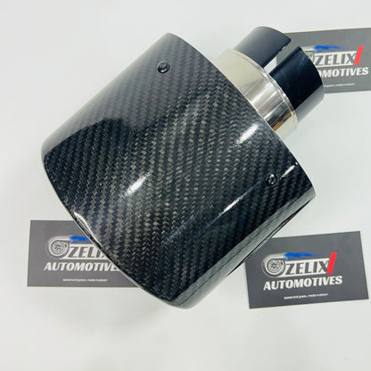 Wide-mouth carbon gloss tip featured from the front, showcasing its bold appearance